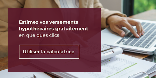 Personne devant un ordinateur et qui utilise une calculatrice. 